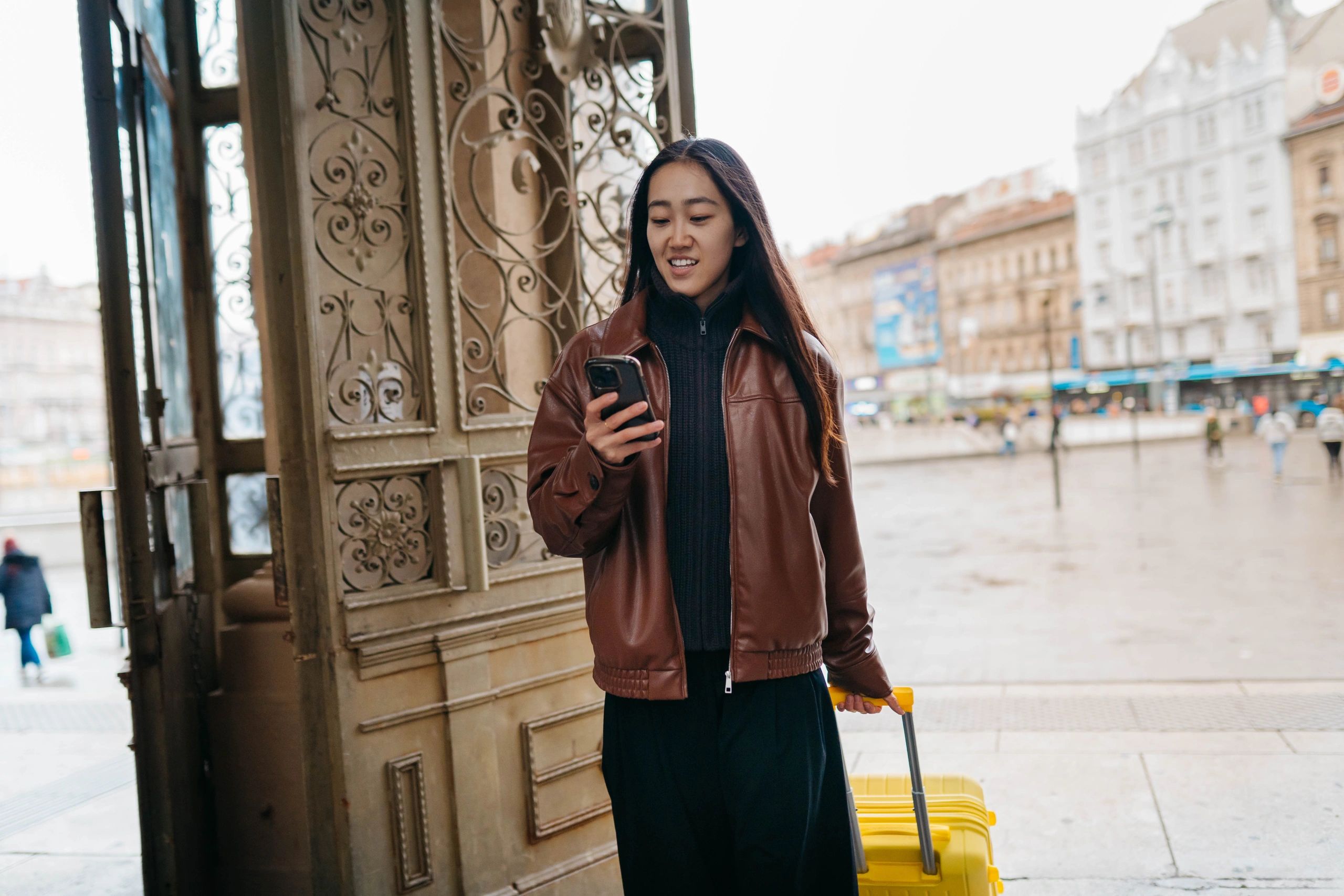 Viajera usando su smartphone antes de un vuelo